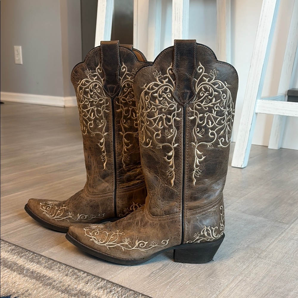 Brown Western Cowboy Boots with Embroidered Design